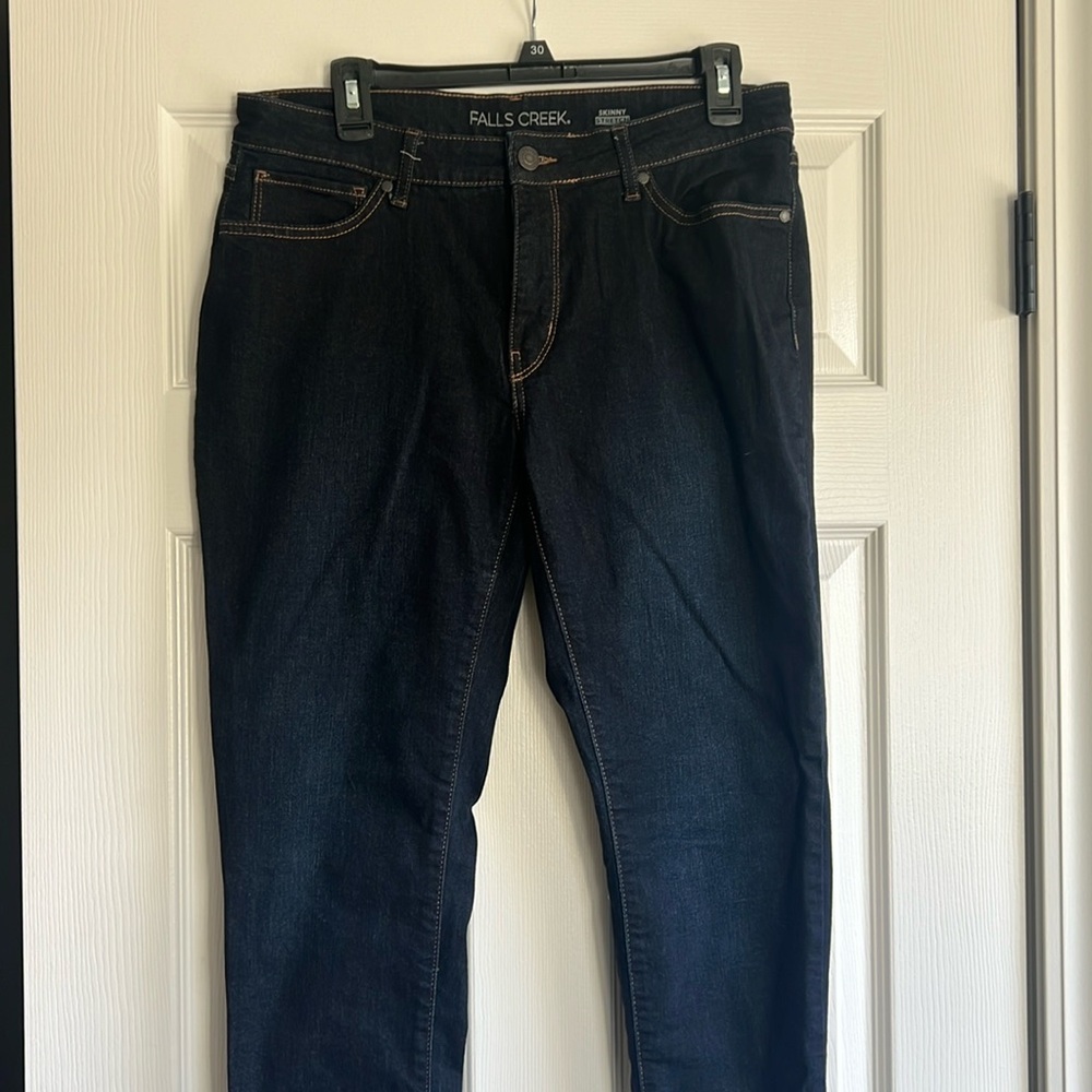 Size 12 falls creek skinny jeans.